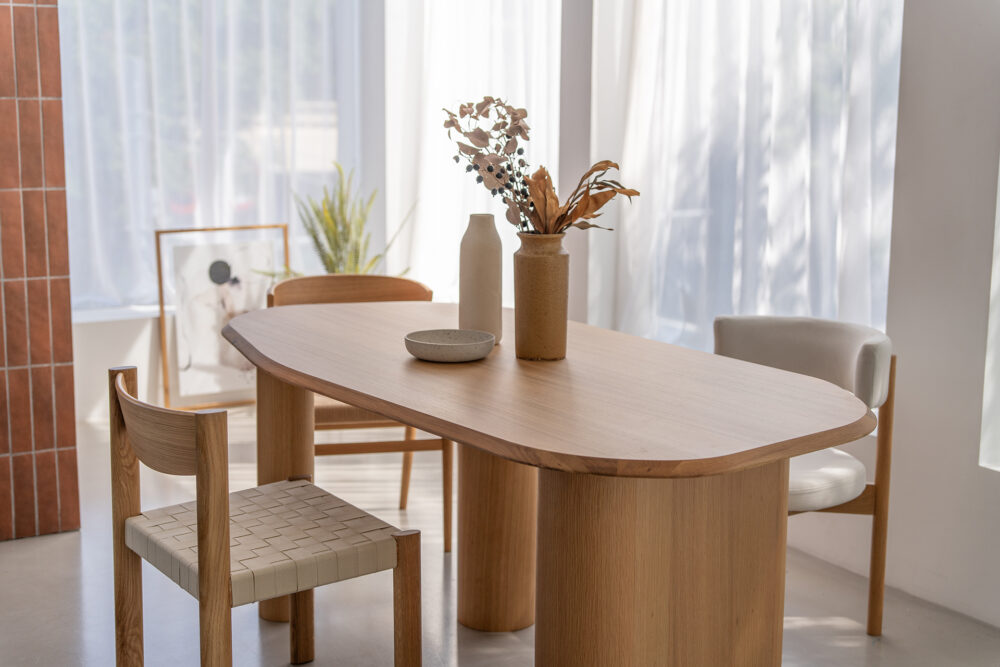 ニーブ ダイニングテーブル